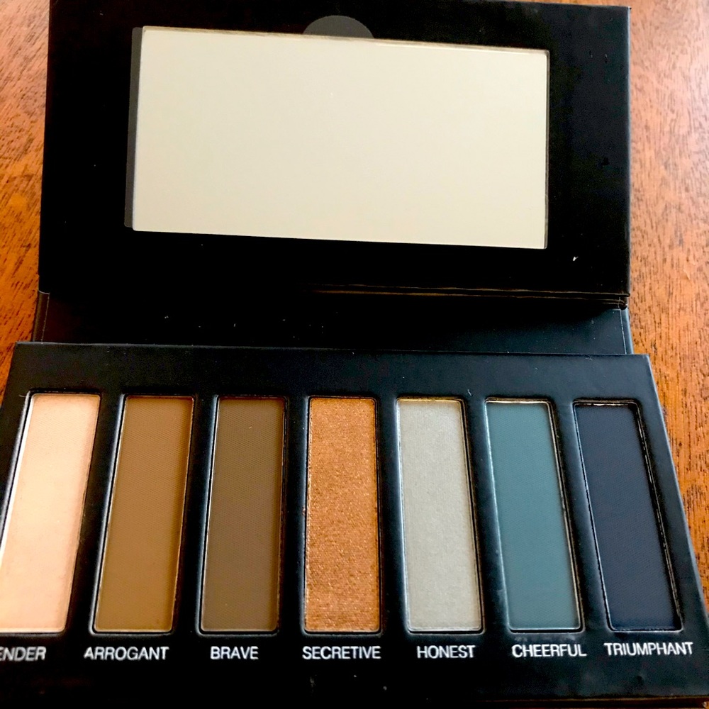 Younique Eyeshadow Palette